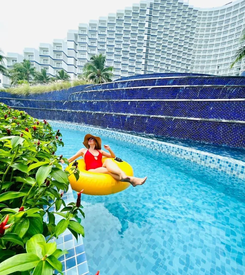 The Empyrean Cam Ranh Beach Resort 5*,